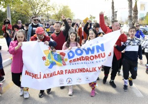 Muratpaşa da Down sendromlu çocuklar rengarenk çoraplarıyla yürüdü
